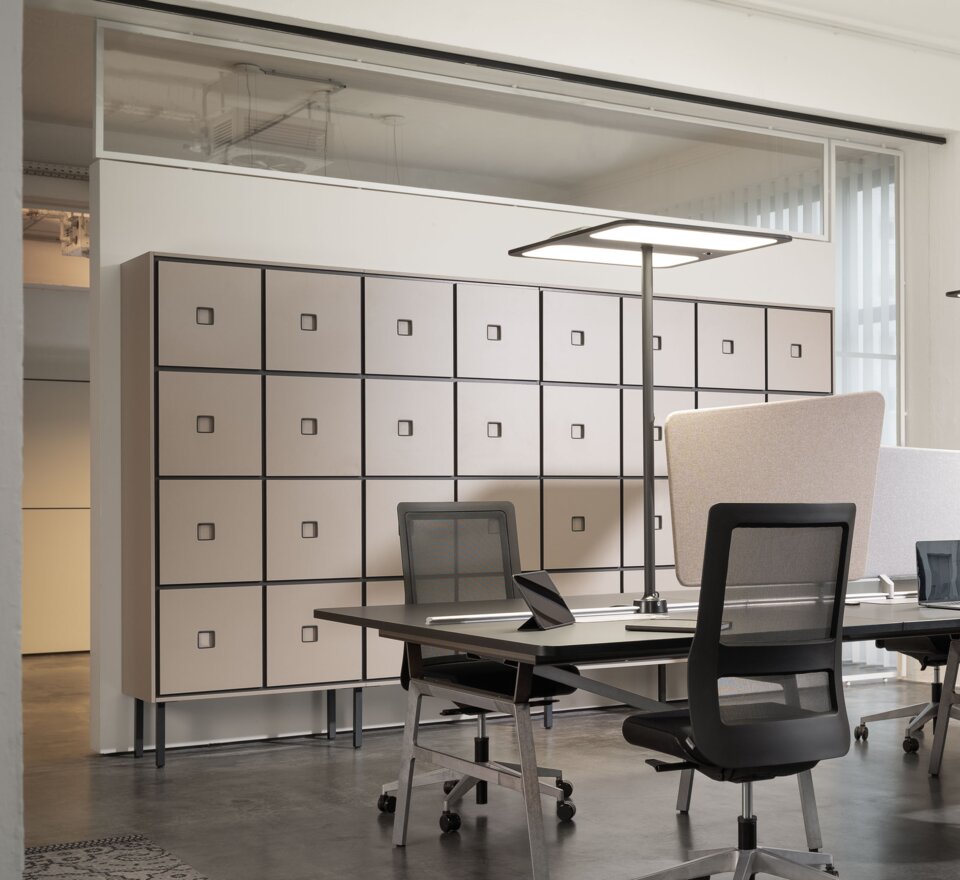 bureau moderne avec armoire à casiers verrouillables
